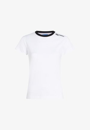 Biała bawełniana koszulka z krótkimi rękawami, czarnym prążkowanym kołnierzykiem i czarnym logiem tekstowym na lewym ramieniu. Klasyczny krój, gładka tekstura.