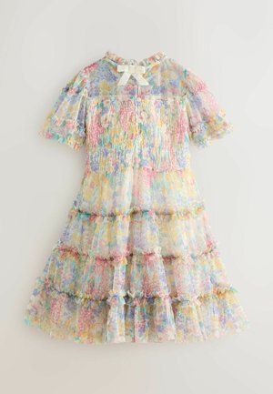 Obleka s cvetličnim potiskom iz prosojne tkanine v pastelnih barvah. Ponaša se z nabrano korzetno zgornjo stranjo, nabranimi rokavi in večslojnim krilom s kontrastnimi obrobami.