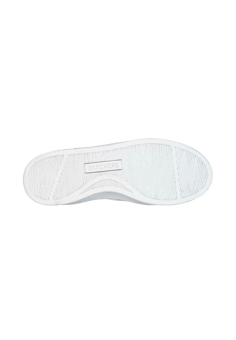 Weiße Gummisohle mit strukturierten Grip-Mustern, mit dem in der Mitte eingeprägten "SKECHERS"-Logo und glatten, geschwungenen Kanten.