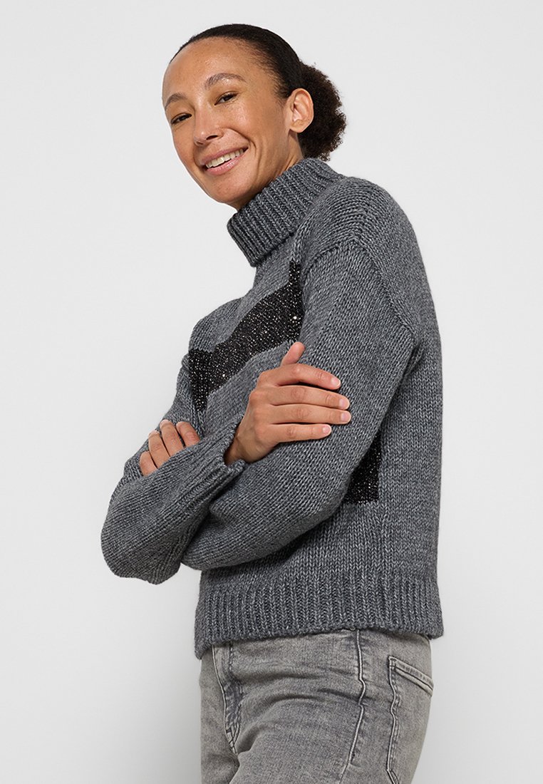 Maglione grigio a collo alto lavorato a maglia con un design testurizzato e accenti neri. Il maglione presenta polsini e orlo a coste per un tocco di dettaglio.