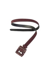 Burgunderroter Veloursledergürtel mit schwarzer Lederinnenseite und quadratischer Schnalle, verziert mit roten Edelsteinen.