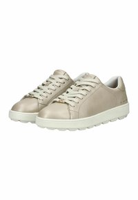 Sneakers in pelle beige con una texture liscia, dotati di una suola in gomma crema e lacci coordinati, includono un accento decorativo dorato di lato.