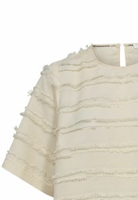 Top beige a maniche corte con texture a frange orizzontali, scollatura rotonda e apertura a chiave sul retro per la chiusura.