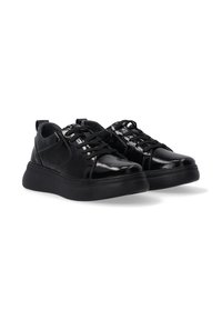 Czarne sneakersy z błyszczącej skórzanej cholewki, z teksturowanym wzorem i gumową podeszwą. Wyróżniają się sznurowanym fasonem oraz pętlą na pięcie.