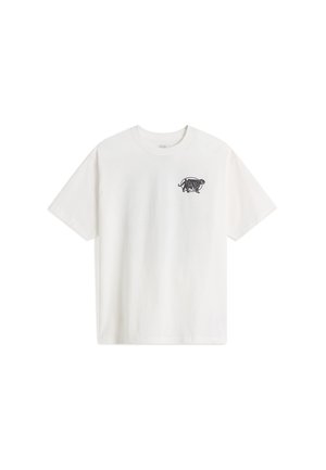 Camiseta blanca de manga corta con cuello redondo y un pequeño logo negro de Vans dentro de un gráfico estilizado de un cerdo en el lado izquierdo del pecho.