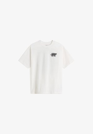 Camiseta blanca de manga corta con cuello redondo y un pequeño logo negro de Vans dentro de un gráfico estilizado de un cerdo en el lado izquierdo del pecho.
