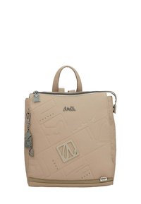 Mochila de cuero texturizado beige con patrones geométricos en relieve, cremallera plateada, charms decorativos y asa superior.