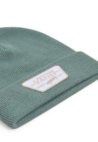 Berretto a maglia turchese con texture a coste e risvolto. Presenta un'etichetta rettangolare bianca con la scritta "VANS" e il logo impresso.