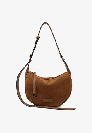 Borsa a spalla in pelle marrone con texture, dotata di tracolla regolabile e chiusura a zip, con etichetta del brand sulla parte frontale.