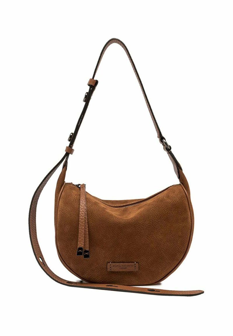 Borsa a spalla in pelle marrone con texture, dotata di tracolla regolabile e chiusura a zip, con etichetta del brand sulla parte frontale.