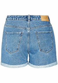 Vaaleansiniset farkkushortsit, joissa on käännetyt helmaukset ja kaksi takataskua. Vyötärönauhassa keskellä takana on ommeltu merkki.