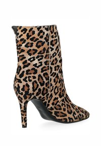 Stivale alla caviglia in stampa leopardo realizzato in suede, con punta affilata, tacco a spillo e dettagli neri sulla suola e sulla cucitura posteriore.