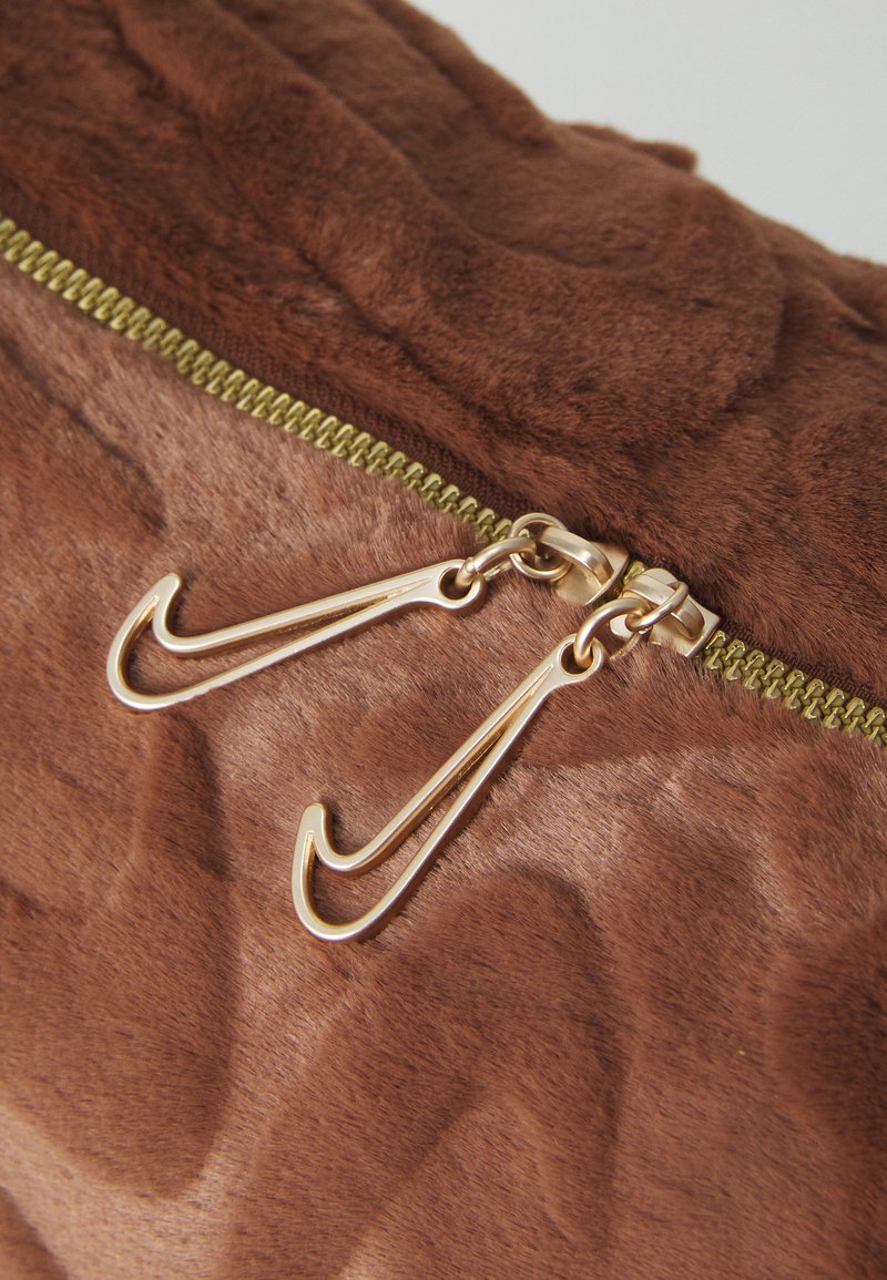 Nike Sportswear SLOUCHY BAG - Taška s příčným popruhem - fauna brown