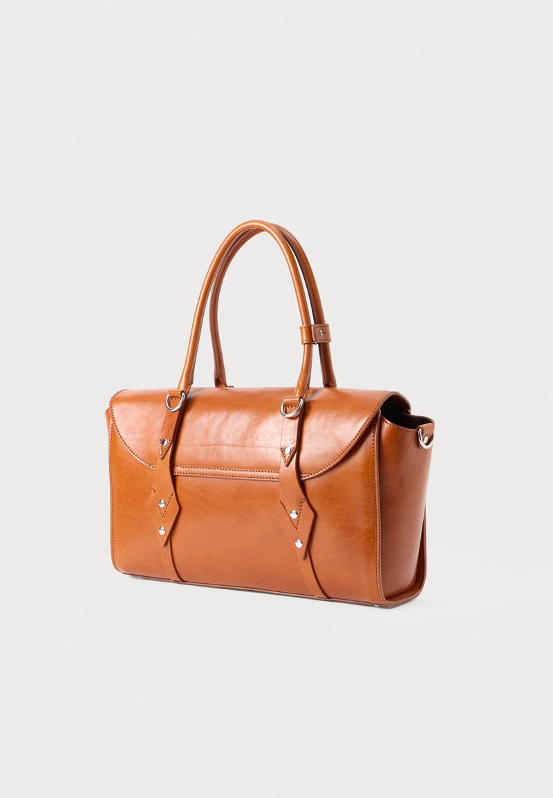 Sac en cuir marron avec deux poignées, au design structuré, et des sangles décoratives avec quincaillerie en argent et accents en forme de losange.