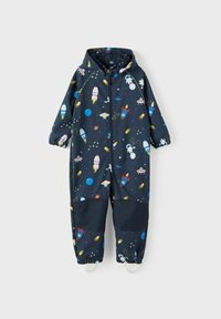 Completo impermeabile blu navy con motivi colorati di razzi, pianeti e stelle; dotato di cappuccio, polsini elastici e rinforzi alle ginocchia.