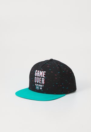 Gorra negra con visera en color verde azulado, que presenta un gráfico pixelado de "GAME OVER" y el texto "¿JUGAR DE NUEVO? SÍ NO" en acentos blancos y azules.