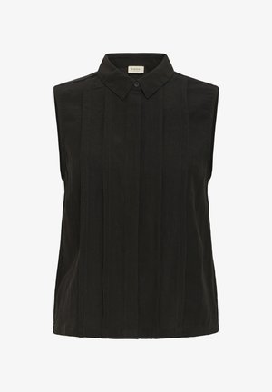 Fekete ujjatlan blúz hegyes gallérral, függőleges redős díszítéssel és egyetlen gombos záródással a nyakrésznél.