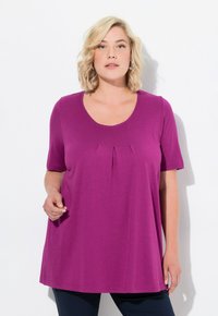 T-shirt viola a maniche corte con scollo rotondo e piccole pieghe frontali, realizzato in tessuto morbido, con un design morbido e rilassato.