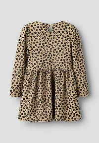 Leparda raksta kleita gaiši brūnā krāsā ar garām piedurknēm, izplestu svārku un atslēgas caurumu pogu aizmugurē. Izgatavota no mīksta, strukturēta auduma.