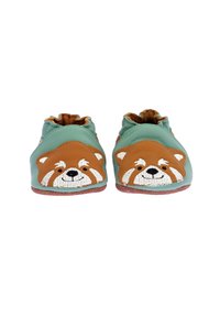 Chaussures d'enfant en cuir vert et marron. Présentent un design de panda rouge sur le bout, avec une doublure marron et une semelle flexible.