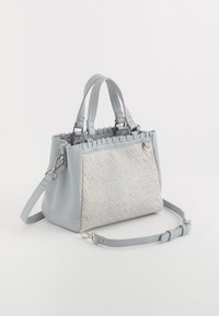 Hellblaues Handtasche mit strukturiertem gewebtem Front, Lederseiten, doppelten Griffen und einem abnehmbaren Schulterriemen.