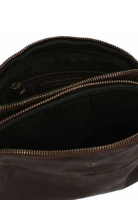 Pouch in pelle marrone scuro aperto con due scomparti con zip e rivestimento in tessuto nero all'interno.