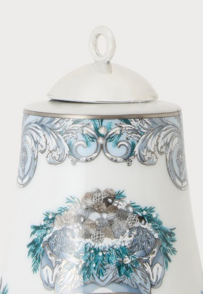 Pot en porcelaine avec couvercle en argent, décoré de volutes et de couronnes ornées bleues et grises représentant deux lions et des pommes de pin.