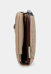Beige- und braune gefaltete Lederbrieftasche mit mehreren Fächern und Metallreißverschluss, seitlich betrachtet.