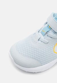 Nike Performance NIKE REVOLUTION 6 (TDV) - Sapatos para corrida em estrada - aura/multicolor/worn blue/university gold