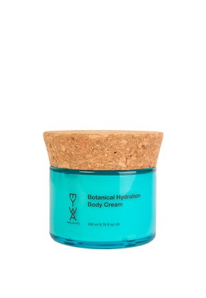 Barattolo di vetro con corpo turchese, coperchio di sughero e testo nero che etichetta "Crema Corpo Idratazione Botanica." Volume: 200 ml. Texture liscia.