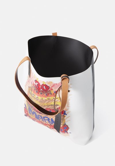 Sac fourre-tout avec un extérieur blanc affichant un art de coups de pinceau colorés, des sangles en cuir brun et un intérieur noir. Design sans couvercle.