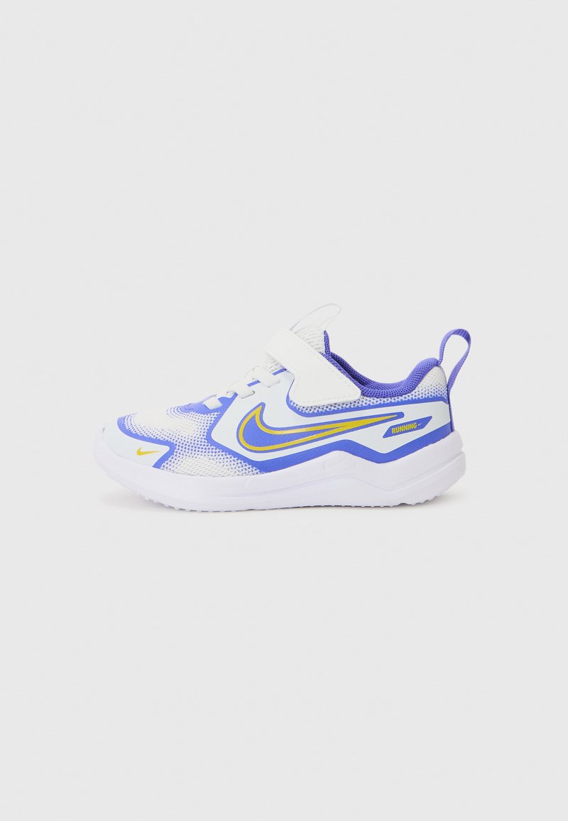 Botte de sport blanche avec des accents bleus et jaunes, tige en maille, col rembourré et sangle à boucle. Semelle en caoutchouc épaisse pour l'amortissement.