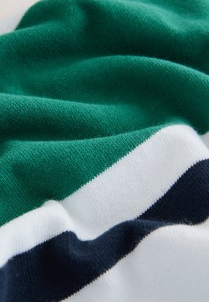 Gestreifter Stoff in Dunkelgrün, Weiß und Marineblau. Weiche Textur mit sichtbarem Strickmuster, das ein sportliches Design zeigt.