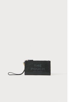 Pochette en cuir texturé noir avec fermeture éclair et lien de poignet, embossée avec "THE POUCH MARC JACOBS" sur le devant.