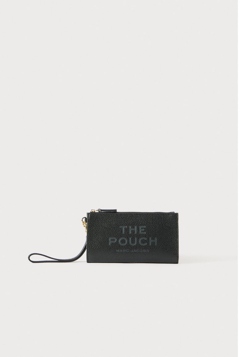 Pochette en cuir texturé noir avec fermeture éclair et lien de poignet, embossée avec "THE POUCH MARC JACOBS" sur le devant.