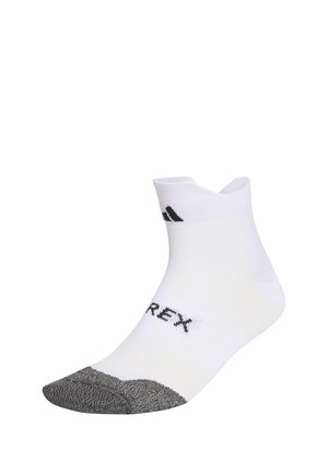 Weißer Knöchelsocken mit grauer verstärkter Spitze, schwarzem „TERREX“-Schriftzug oben und kleinem schwarzem Adidas-Logo nahe dem Bündchen.