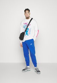 Nike Sportswear CLUB JGGR - Spodnji deli trenirk - game royal