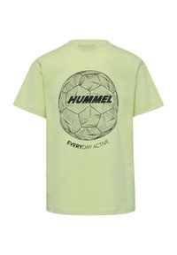 Kortærmet lysegrøn t-shirt med en sort omrids af en fodboldgrafik og "HUMMEL" logoet over "EVERYDAY ACTIVE" teksten på ryggen.