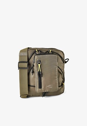 Vierkante olijfgroene crossbodytas met verstelbare band, voorvak met rits en zwarte koorddetails met gele accenten.