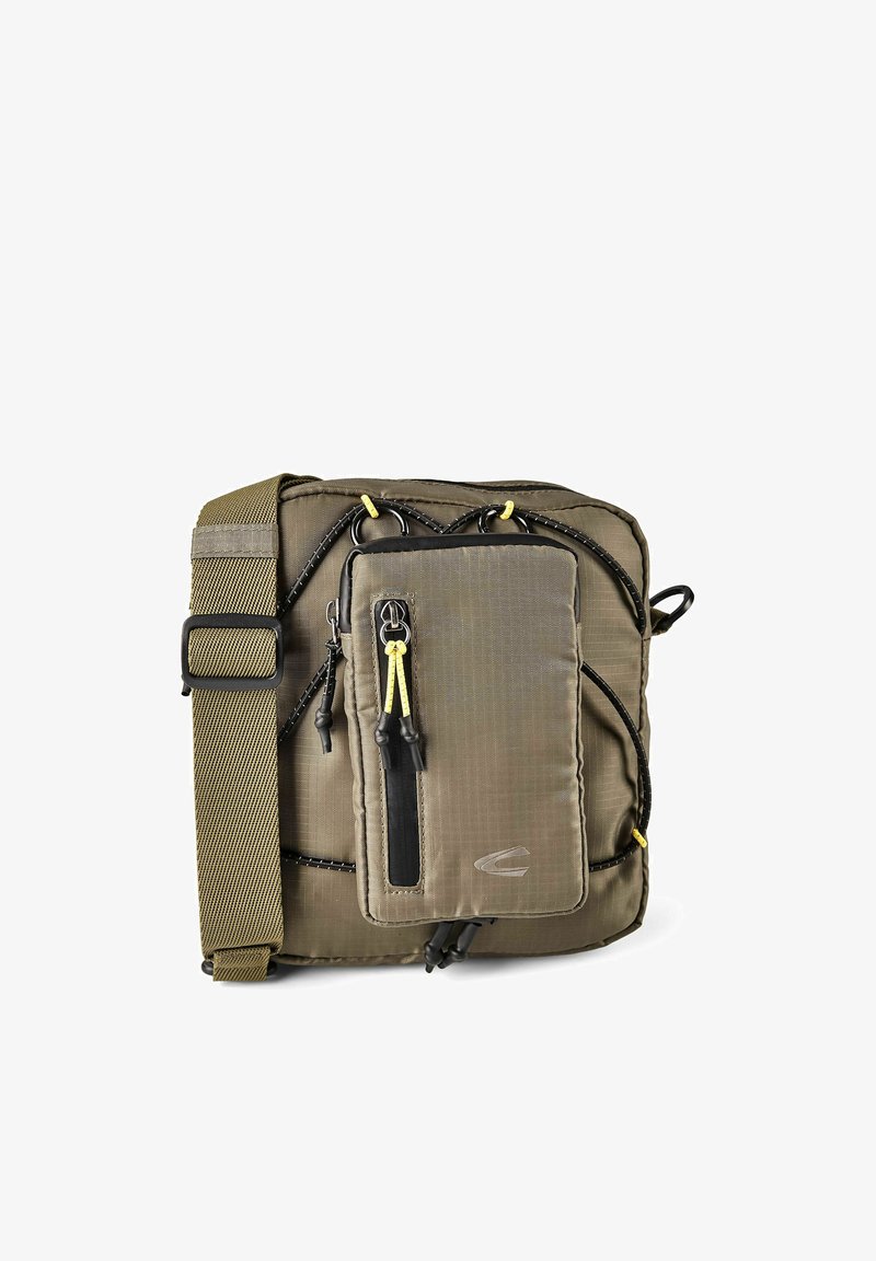 Vierkante olijfgroene crossbodytas met verstelbare band, voorvak met rits en zwarte koorddetails met gele accenten.