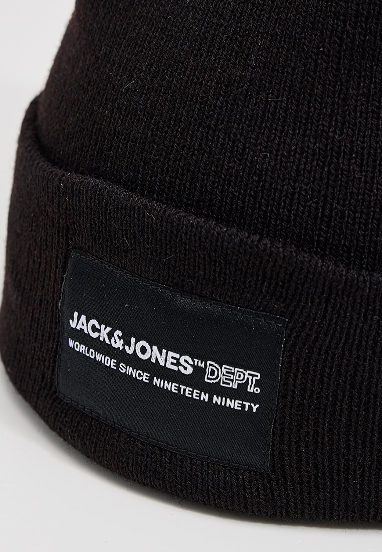 Czarna dzianinowa czapka z podwiniętym brzegiem, z prostokątną czarną metką z białym napisem "JACK & JONES DEPT" oraz "WORLDWIDE SINCE NINETTEN NINETY."