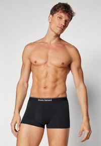 Svarta bomullboxershorts med en kontrasterande vit midja med "bruno banani"-logotyp. Mjukt material och figurnära design.