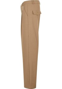 Pantalon beige droit avec une poche à rabat boutonnée sur le côté et des passants de ceinture à la taille.