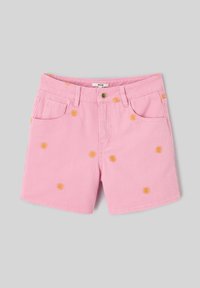 Short en jean rose avec des motifs de soleil jaunes brodés, bouton sur le devant, passants de ceinture et poches avant sur fond gris.