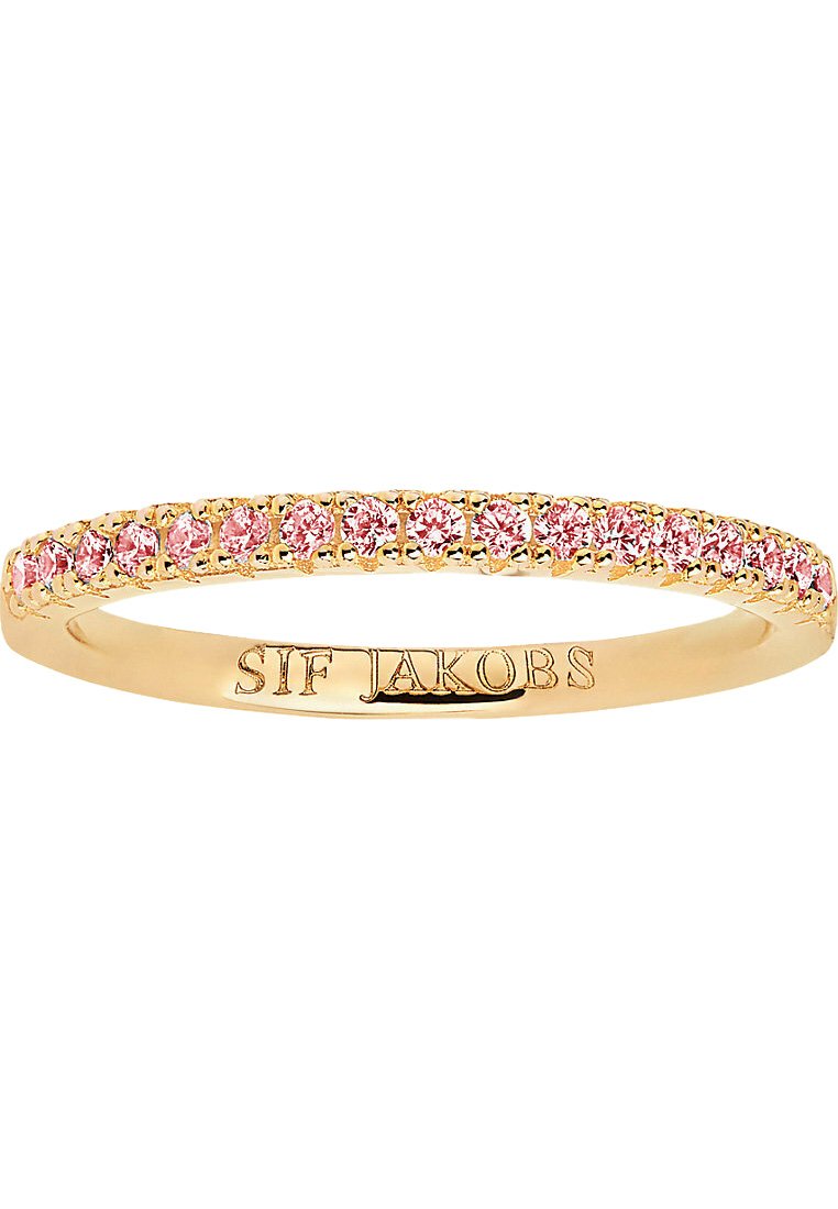 Anello dorato con una fila di pietre rosa lungo la fascia, con il nome del marchio inciso all'interno, design sottile e liscio.