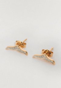 Pendientes de botón en oro rosa con un diseño ondulado, que presentan una fila lineal de pequeñas gemas transparentes a lo largo del borde superior. Textura suave, acabado pulido.