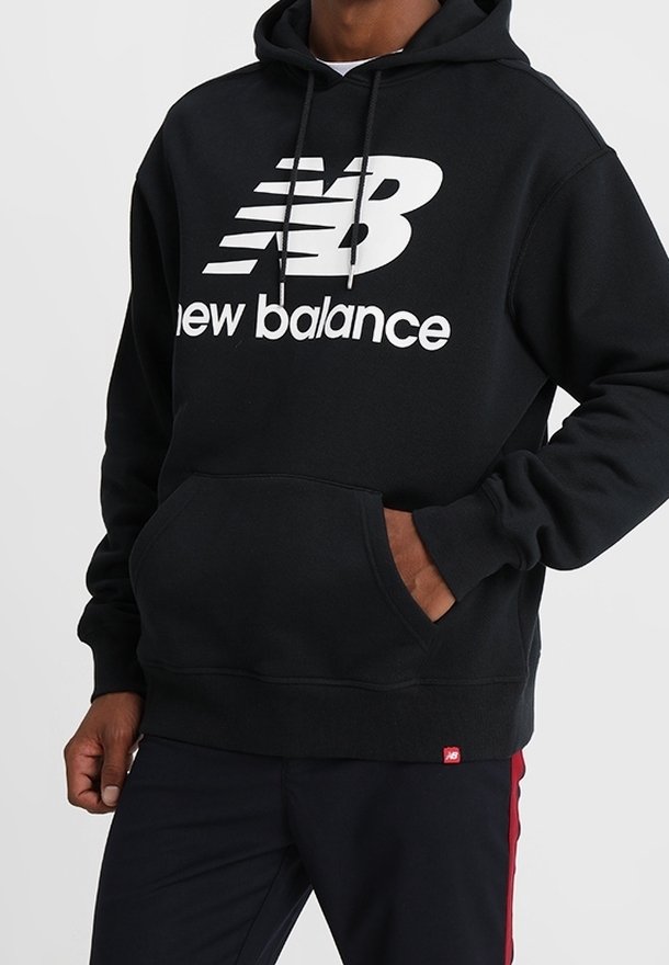 Schwarzer Fleece-Hoodie mit einer Fronttasche, Kordelzugkapuze und einem großen weißen "New Balance"-Logo auf der Brust.
