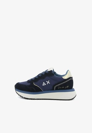 Sneaker blu navy con suola bianca, dettagli in suède e tessuto, lacci, logo con lettera greca sul lato e cuciture "Sun 68 gold" sul tallone.