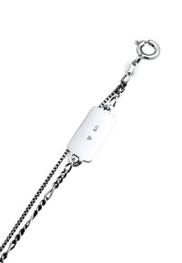 Zilveren armband met een vlak, rechthoekig label gegraveerd met "925", bevestigd aan een mix van geschakelde en gedraaide kettingen. Voorzien van een sluiting.