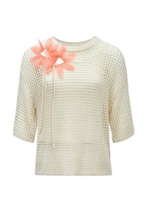 Blusa de malla marfil con mangas cortas, que presenta un acento de flor melocotón y detalles de cinta de seda. Superficie texturada y corte relajado.